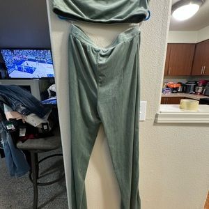 Fashion Nova green set NEW WITH TAGS! Has bra type top and pants!